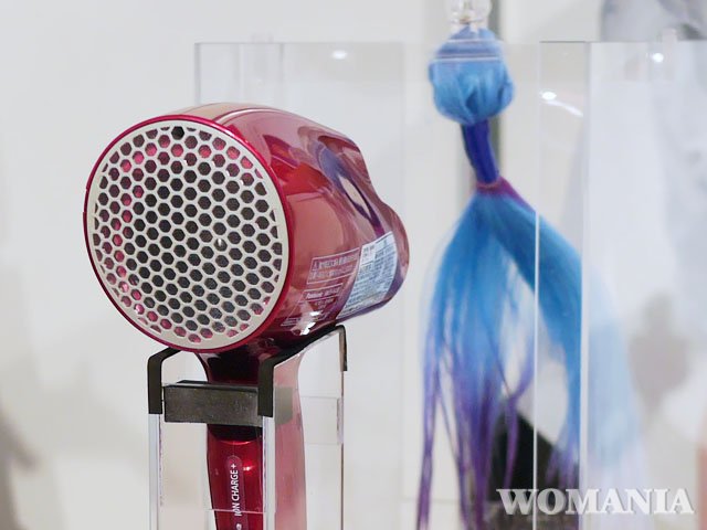 髪をなびかせ、ほぐしながら乾かすナノケア