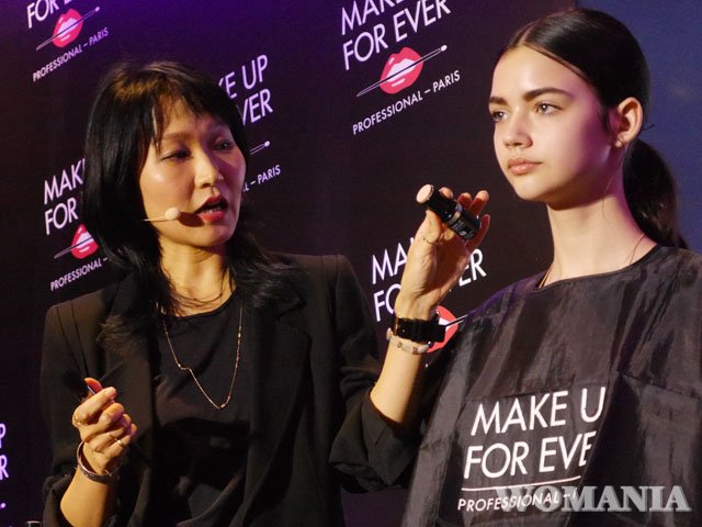 MINAさんによるメイクデモンストレーション